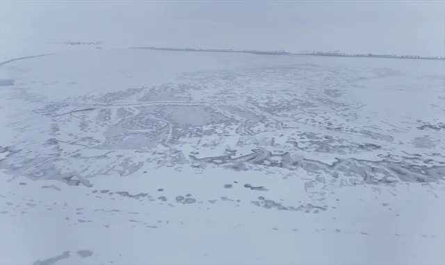 Bitlis'teki Nazik Gölü'nün yüzeyi buzla kaplandı