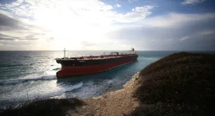 Boş ham petrol tankerinin karaya oturduğu Bozcaada'da fırtına etkisini sürdürüyor