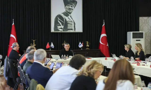 CHP Genel Başkanı Özel, partisinin Cumhurbaşkanlığı Aday Ofisi toplantısına katıldı