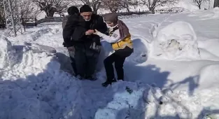 Elazığ'da ekipler yolu kardan kapanan köydeki hasta için seferber oldu