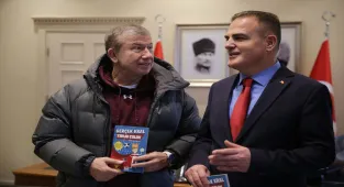 Eski milli futbolcu Tanju Çolak, Muğla Valisi Akbıyık'ı ziyaret etti