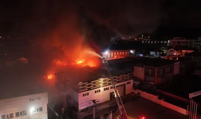 GÜNCELLEME 2 - Düzce'de strafor fabrikasında çıkan yangın kontrol altına alındı