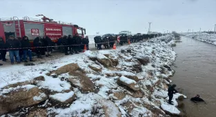 GÜNCELLEME 2 - Şanlıurfa'da sulama kanalına düşen otomobilin sürücüsünü arama çalışmalarına ara verildi