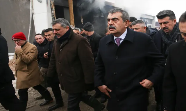 GÜNCELLEME 4 - Erzurum'da Keresteciler Sitesi'nde çıkan yangında 2 kişi öldü, 6 kişi yaralandı