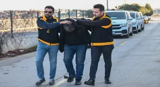 GÜNCELLEME - Adana'da işçi servisinin camını kaskla kıran motosikletlinin ehliyetine el konuldu