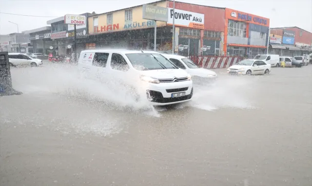 GÜNCELLEME - Adana'da sağanak hayatı olumsuz etkiledi