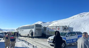 GÜNCELLEME - Ağrı'da otobüs ile kamyonetlerin karıştığı zincirleme kazada bir kişi öldü, 5 kişi yaralandı