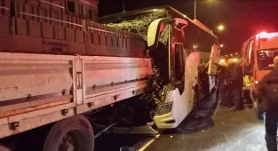 GÜNCELLEME - Anadolu Otoyolu'nda tıra çarpan yolcu otobüsündeki 2 kişi öldü, 2 kişi yaralandı