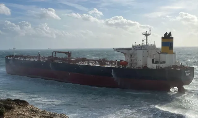 GÜNCELLEME - Bozcaada'da boş ham petrol tankeri fırtına nedeniyle karaya oturdu