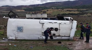 Denizli'de devrilen midibüsteki 1 kişi hayatını kaybetti