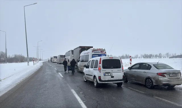 GÜNCELLEME - Kar ve tipi nedeniyle kapanan Sivas-Malatya kara yolu ulaşıma açıldı
