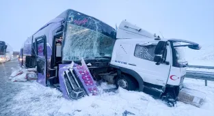 GÜNCELLEME - Kars'ta yolcu otobüsünün kargo kamyonuna çarptığı kazada 9 kişi yaralandı