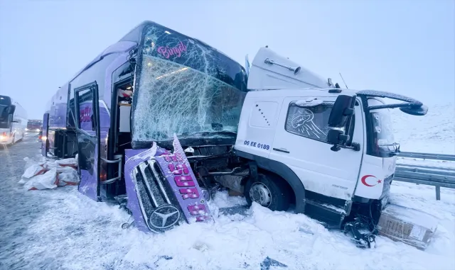 GÜNCELLEME - Kars'ta yolcu otobüsünün kargo kamyonuna çarptığı kazada 9 kişi yaralandı