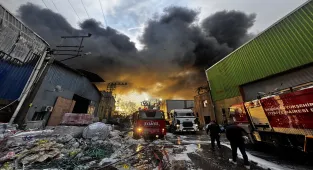 GÜNCELLEME - Mersin'de geri dönüşüm fabrikasının deposundaki yangın kontrol altında