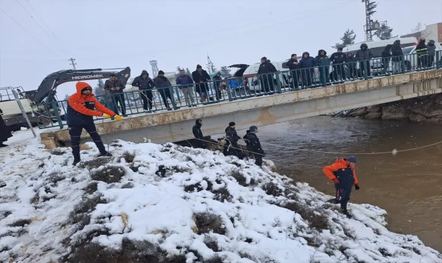 GÜNCELLEME - Şanlıurfa'da sulama kanalına düşen otomobilin sürücüsünü arama çalışmalarına ara verildi
