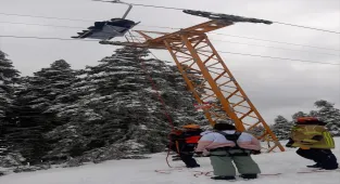 GÜNCELLEME - Uludağ'da arızalanan telesiyejde mahsur kalanlar kurtarıldı
