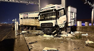 Hatay'da otoyol gişelerinde direğe çarpan tırda yangın çıktı