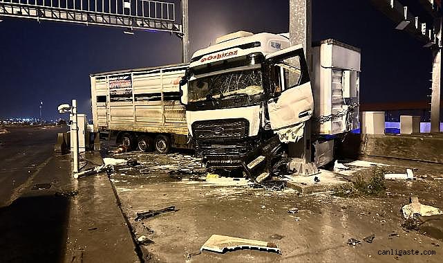 Hatay'da otoyol gişelerinde direğe çarpan tırda yangın çıktı