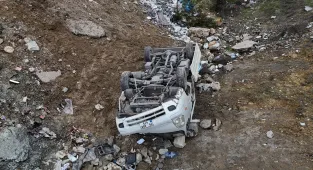 Karabük'te şarampole devrilen kamyonetteki 2 kişi yaralandı