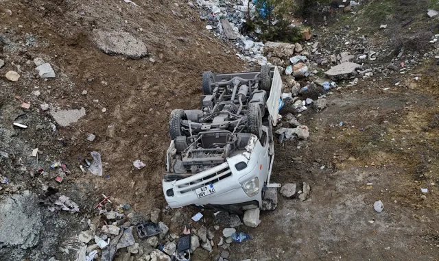 Karabük'te şarampole devrilen kamyonetteki 2 kişi yaralandı