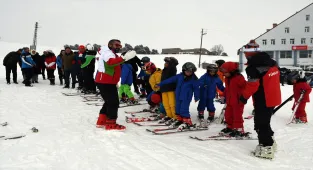 Kars'ta Karın Yıldızları Sarıkamış'ta Projesi ile 2 bin öğrenci kayakla tanıştı