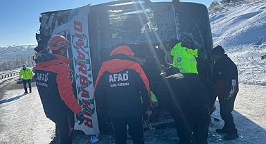 Kars'ta yolcu otobüsü devrildi: 17 yaralı