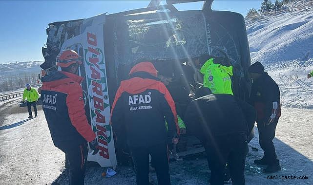 Kars'ta yolcu otobüsü devrildi: 17 yaralı