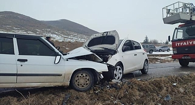 Kayseri'de iki otomobil çarpıştı: 6 yaralı