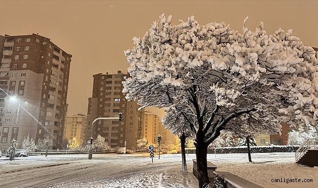 Kayseri'de kar etkili oluyor!
