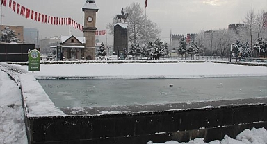 Kayseri'de kar yağışı hayatı olumsuz etkiliyor! Kayseri buz kesti