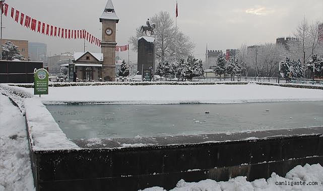 Kayseri'de kar yağışı hayatı olumsuz etkiliyor! Kayseri buz kesti