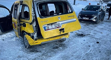 Kayseri'de korkutan kaza! Taksi ile minibüs çarpıştı, yaralılar var