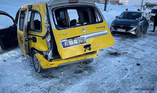 Kayseri'de korkutan kaza! Taksi ile minibüs çarpıştı, yaralılar var