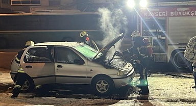 Kayseri'de park halindeki otomobil alev aldı