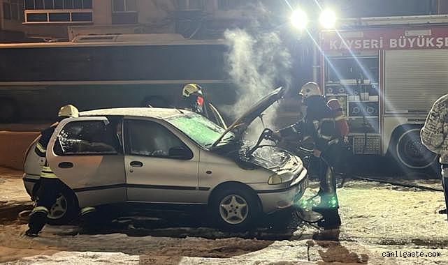 Kayseri'de park halindeki otomobil alev aldı