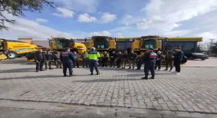 Kırşehir'de jandarma biçerdöver sahiplerini ve sürücülerini bilgilendirdi