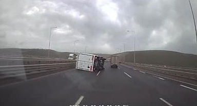 Kocaeli'de fırtına etkisiyle trafikteki 2 TIR ve 1 kamyonet devrildi