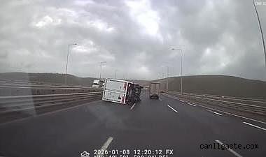 Kocaeli'de fırtına etkisiyle trafikteki 2 TIR ve 1 kamyonet devrildi