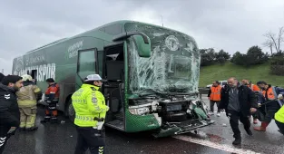 Konyaspor'un genç takımını taşıyan otobüs ile kamyonun çarpıştığı kazada 3 kişi yaralandı
