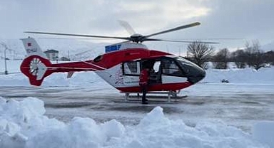 Mezrada mahsur kalan anne ve bebek ambulans helikopterle hastaneye ulaştırıldı