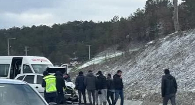 Minibüs ile otomobilin çarpıştığı kazada 1 kişi hayatını kaybetti