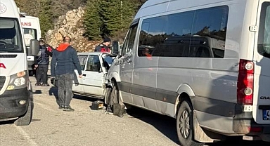 Minibüs ile otomobilin çarpıştığı kazada 1 kişi yaşamını yitirdi