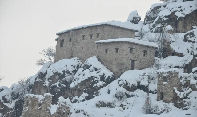 Muş'a atanan öğretmenler güllerle karşılandı