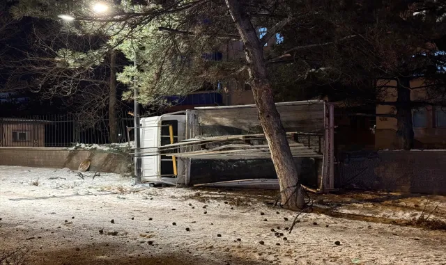 Nevşehir'de otomobil ile kamyonetin çarpıştığı kazada 4 kişi yaralandı