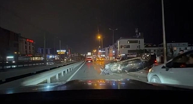 Refüjü aşan otomobil 3 araca çarptıktan sonra ters döndü