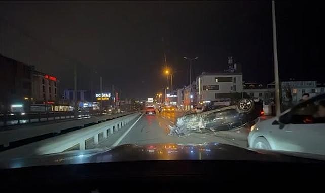 Refüjü aşan otomobil 3 araca çarptıktan sonra ters döndü