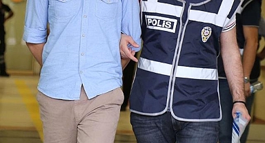 Sahte polis kimliği gösterdi, gerçek polisler yakaladı! 128 suçtan aranıyordu