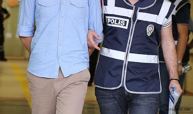 Sahte polis kimliği gösterdi, gerçek polisler yakaladı! 128 suçtan aranıyordu