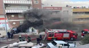 Şanlıurfa'da yatak deposunda çıkan yangına müdahale ediliyor
