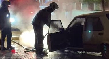 Seyir halindeki araç yanarak kullanılamaz hale geldi